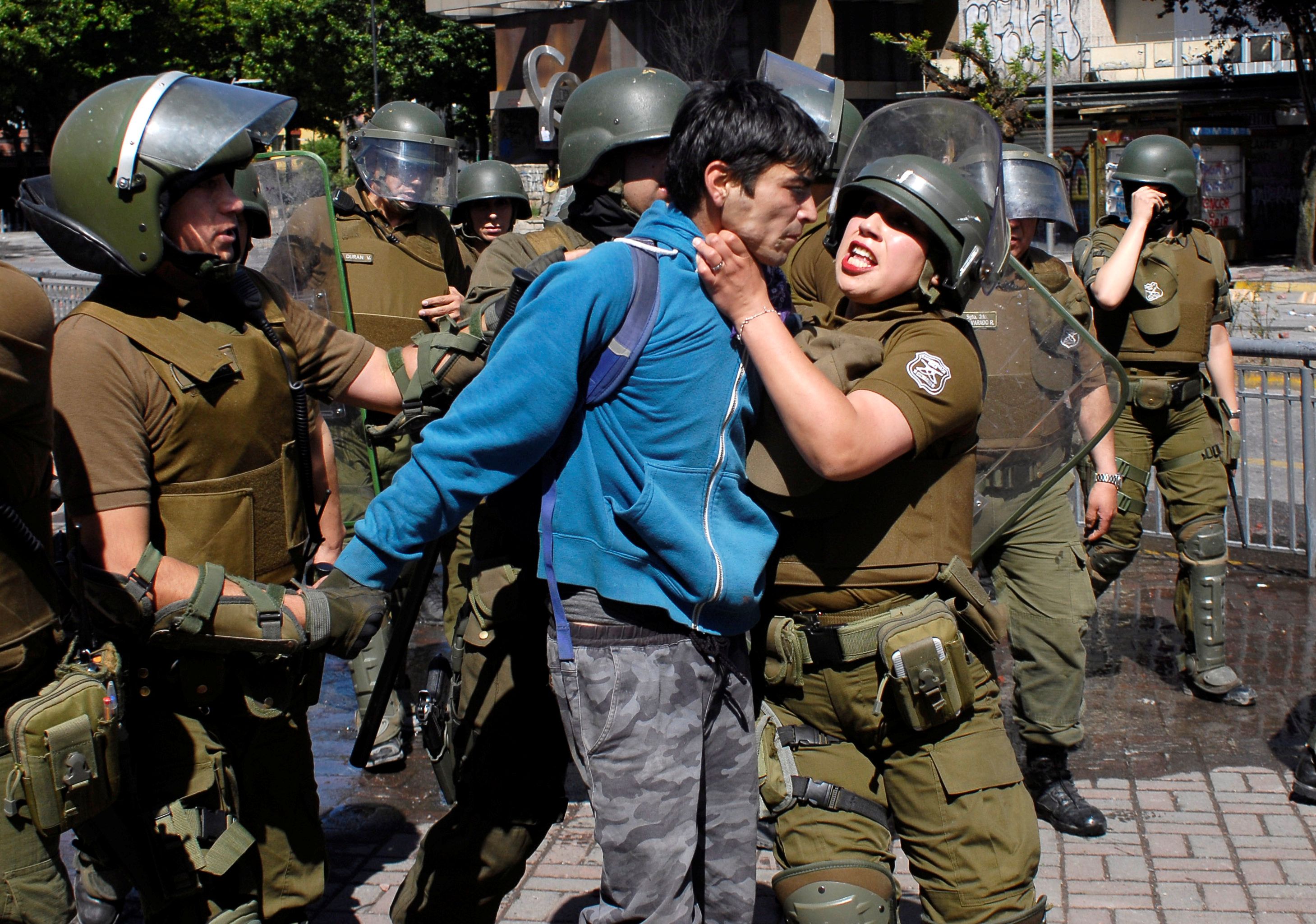 El uso excesivo de las fuerzas de seguridad en las protestas sociales ha dejado al menos 20 muertos, 11.500 heridos, 20.000 detenidos y otras abusos en lo manifestantes chilenos.