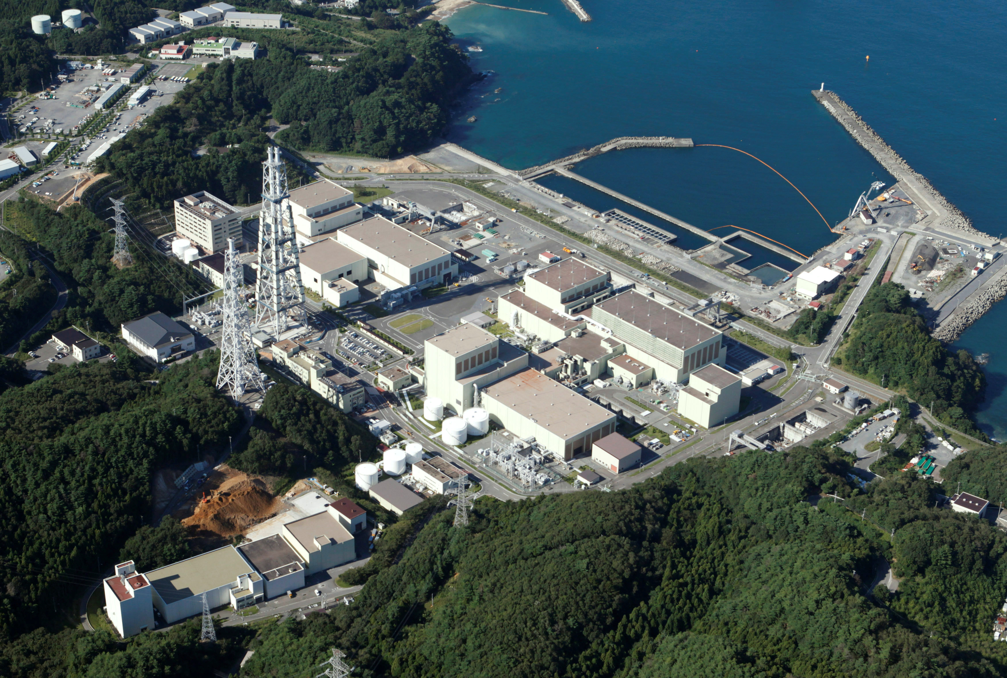 El Gobierno japones asegura que es seguro expeler el agua usada para enfriar los reactores nucleares en el océano pacífico.