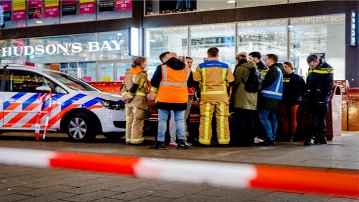 Varios de los testigos han señalado que los ataques se produjeron frente a los almacenes Hudson´s Bay, en una de las mayores calles comerciales de La Haya.