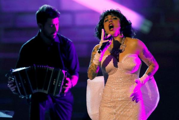 La cantante chilena Mon Laferte mostró sus senos en la alfombra roja de los Grammy Latino denunciando la violación de DD.HH. en su país.