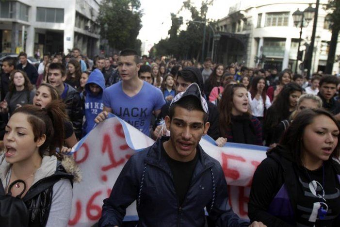Tras el crimen contra el adolescente griego año a años los jóvenes se pronuncian en rechazo de la violencia policial de las que son víctimas en las manifestaciones.