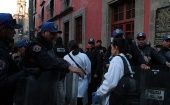 Policía resguardan la zona donde se registró un tiroteo detrás de Palacio Nacional, sede del poder Ejecutivo de México.