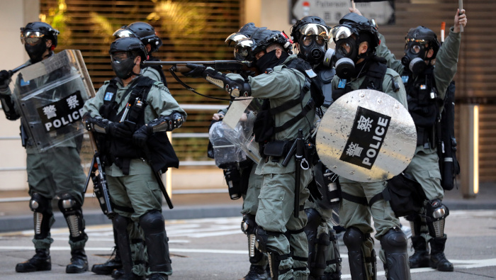 Policía de Hong Kong confisca armas y detiene a 11 personas