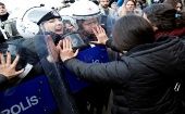 Colectivos feministas y de izquierda acusan al gobierno turco, conservador, de no atacar las raíces de la violencia machista.