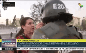 La corresponsal fue increpada mientras informaba en vivo las violaciones de Derechos Humanos de carabineros chilenos contra las manifestaciones.
