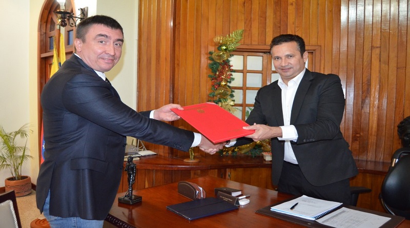 El gobernador del estado de Guárico, José Vásquez, firmó el acuerdo con inversionistas rusos para potenciar el sector agrícola de la entidad.
