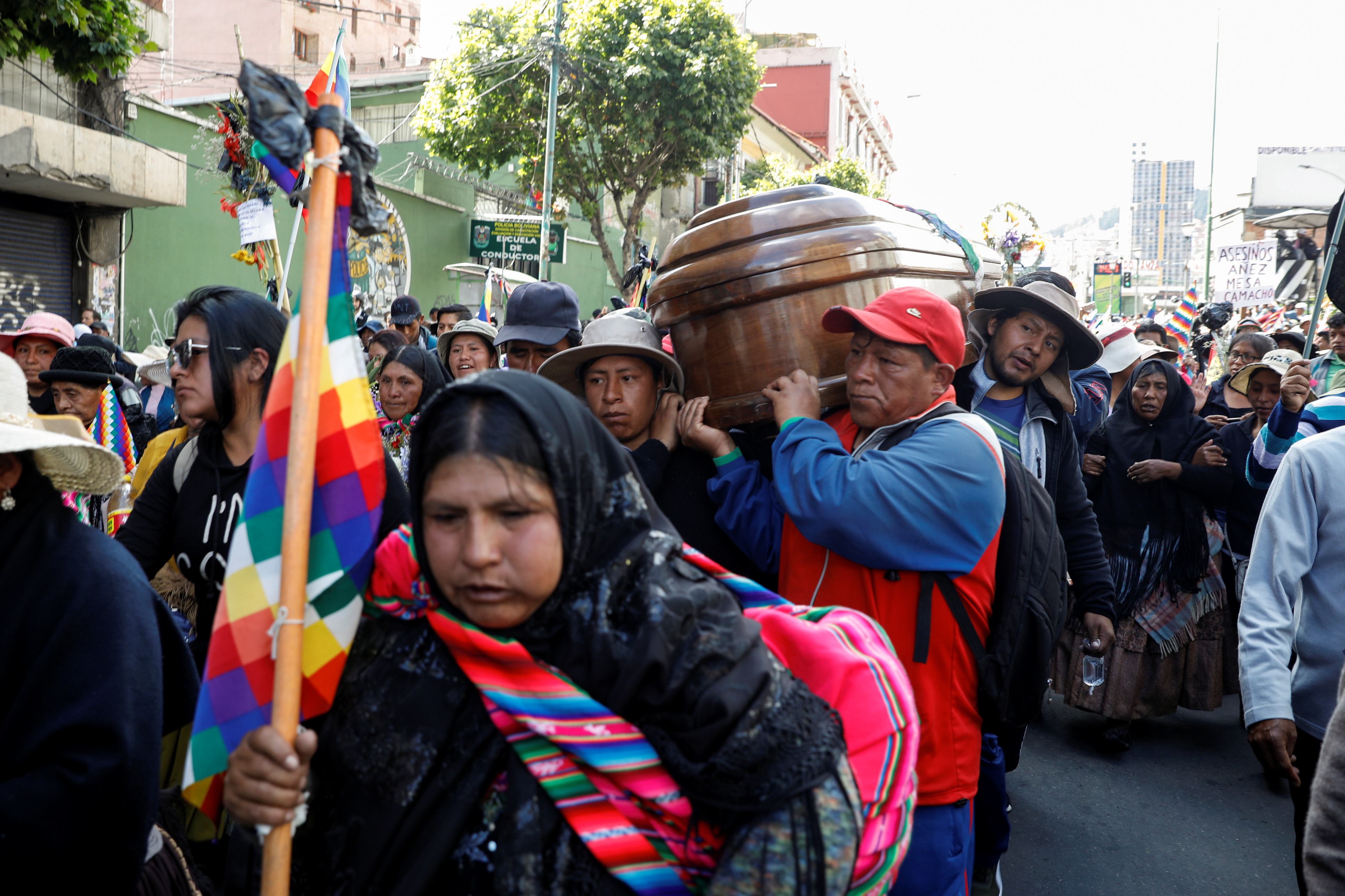 La Defensoría del Pueblo de Bolivia exige una investigación transparente sobre las víctimas registradas durante la represión de las fuerzas policiales y militares.