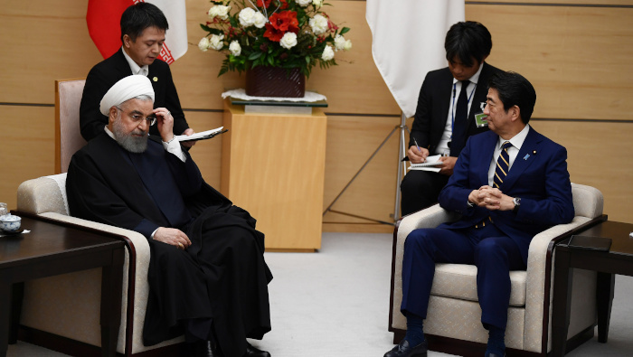 El presidente iraní sostiene un encuentro con el primer ministro de Japón en Tokio el 20 de diciembre.