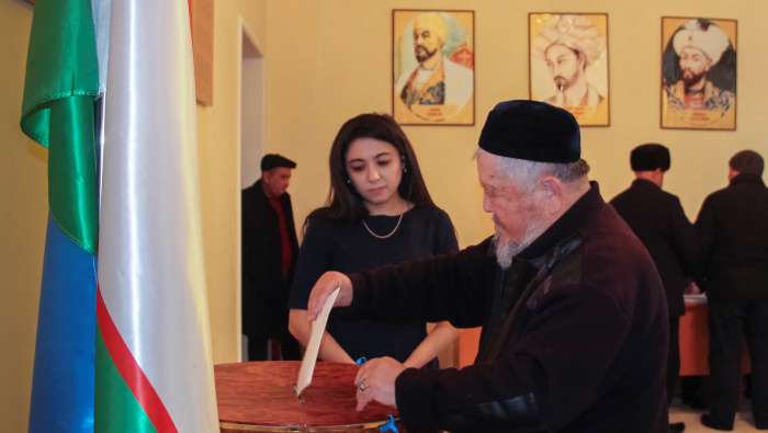 Un uzbeko emite su voto durante las elecciones parlamentarias en Tashkent, este 22 de diciembre.