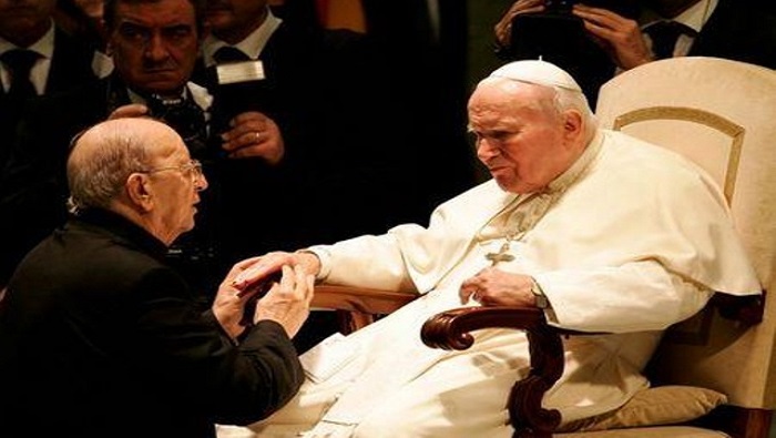 El Papa Juan Pablo II bendice al padre Marcial Maciel en 2004, uno de los sacerdotes que abusó sexualmente de menores de edad.