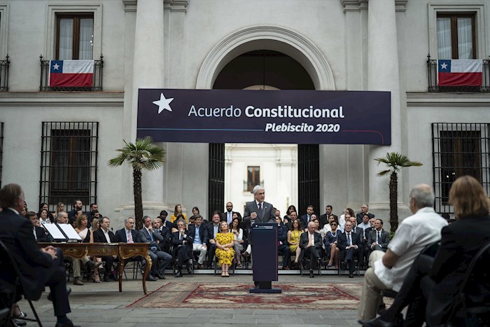 Tras más de dos meses de protestas sociales contra sus políticas, Piñera autorizó esta medida luego de ser aprobada por el Congreso.