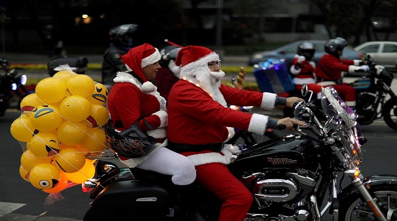 Como parte de las tradiciones navideñas, varias personas se vistieron como Santa Claus y participaron en el paseo anual en motocicleta que se realiza en la Ciudad de México.