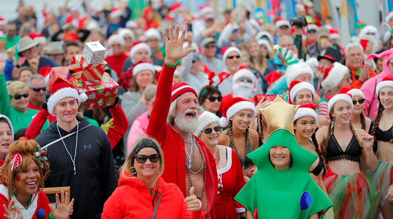 Casi 600 personas vestidas como Santas se reúnen en el 10º evento anual Surfing Santas en Cocoa Beach, Florida, Estados Unidos.