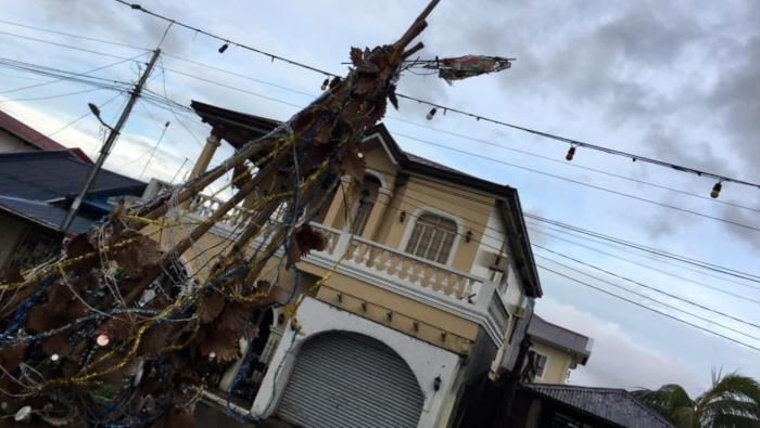 Decoraciones navideñas quedaron destruidas por el paso del tifón Phanfone por Filipinas.
