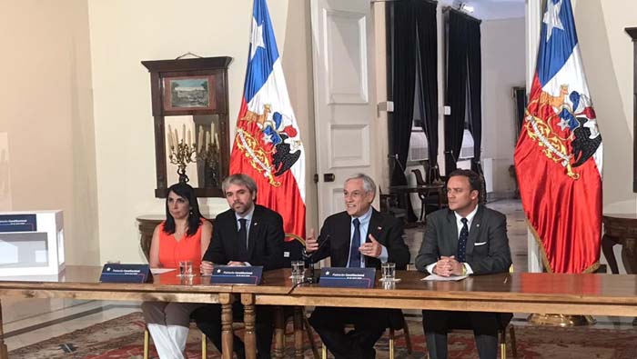 Piñera firma convocatoria a plebiscito constitucional en Chile