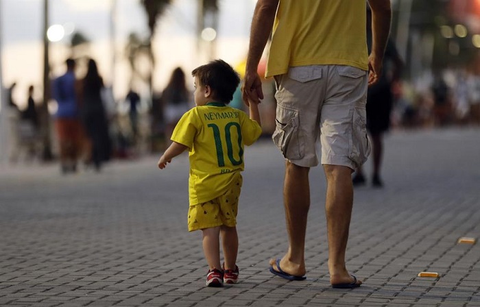 Según la encuesta, siete de cada diez brasileños adultos dicen tener temor de salir a las calles de su ciudad después que anochece.