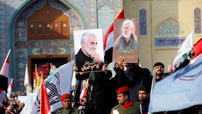 Miles de dolientes asisten al funeral del general iraní Qasem Soleimani.