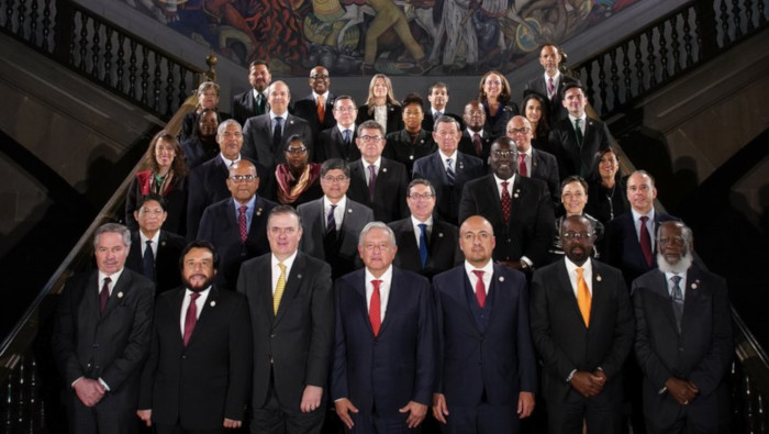 El presidente mexicano se toma la fotografía oficial de la reunión de la CELAC junto a ministros de América Latina y el Caribe.