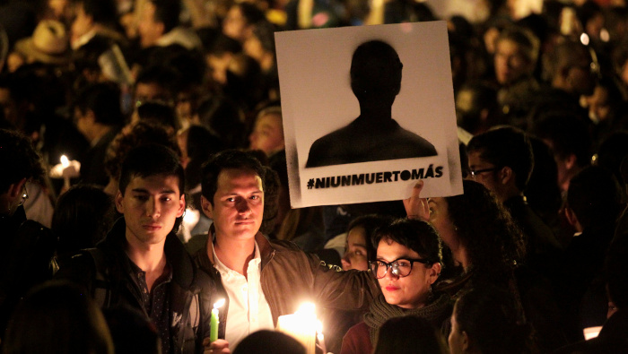 En la foto de archivo, manifestantes exigen el fin de los asesinatos de líderes sociales colombianos.
