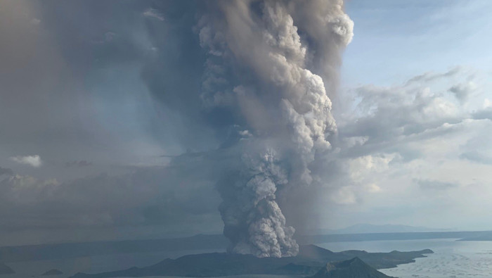 En 1911 la erupción del volcán Taal mató a mil 300 personas y a 200 en 1965, además formar parte de una cadena volcánica.