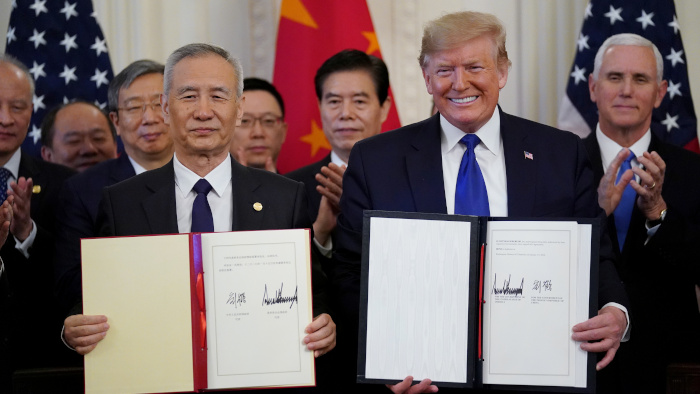 El presidente de EE.UU., Donald Trump, y el viceprimer ministro chino Liu He después de firmar la 