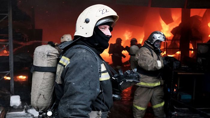 Bomberos rusos participan en las labores de extinción del incendio en Siberia.
