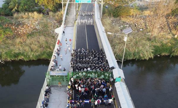 Los migrantes centroamericanos reclaman a México abrir la frontera sur para avanzar en su recorrido hacia Estados Unidos.