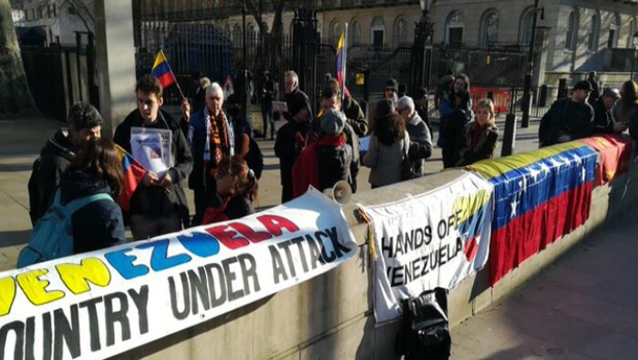Los activistas se concentraron frente a la residencia oficial del primer ministro Boris Johnson para rechazar la presencia de Guaidó.