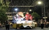 En el Desfile del Carnaval de Uruguay no falta la crítica social cubierta de humor, con carros alegóricos a personajes típicos o del momento. 