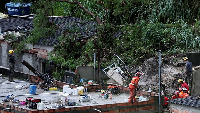 Equipos de rescate continúan las labores de búsqueda en barrios de Belo Horizonte.