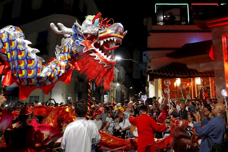 El Año Nuevo Lunar es la celebración más larga e importante del calendario chino, con 15 días de festividades, reuniones familiares, danzas de dragones y entrega de regalos. Las festividades en el Barrio Chino de La Habana (capital de Cuba) estuvieron a cargo de la Escuela Cubana de Wushu.
