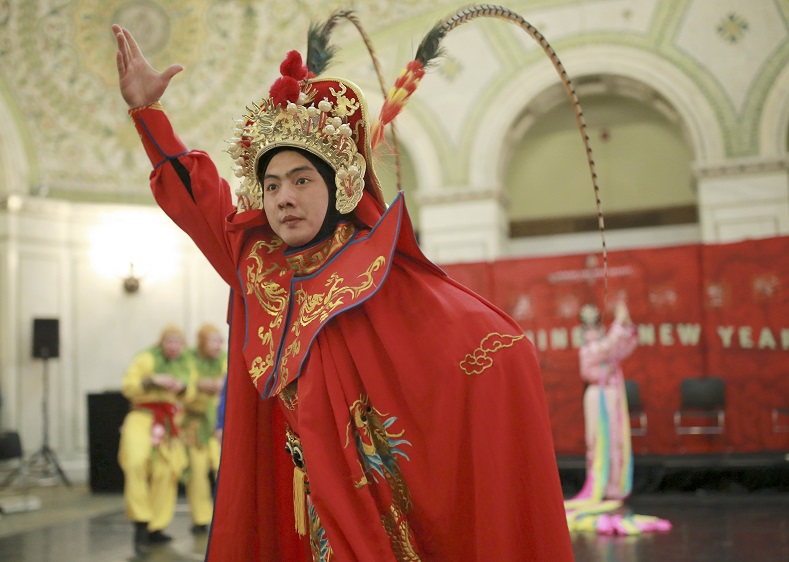En Estados Unidos, un actor del Teatro de Opera Zhejiang Shaoju de China realizó una presentación en el Centro Cultural en Chicago. Este es el séptimo año consecutivo que esa ciudad lo celebra.