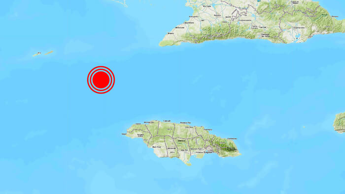 Las autoridades notificaron que el terremoto ocurrió a unos 125 kilómetros al noreste de Jamaica. 