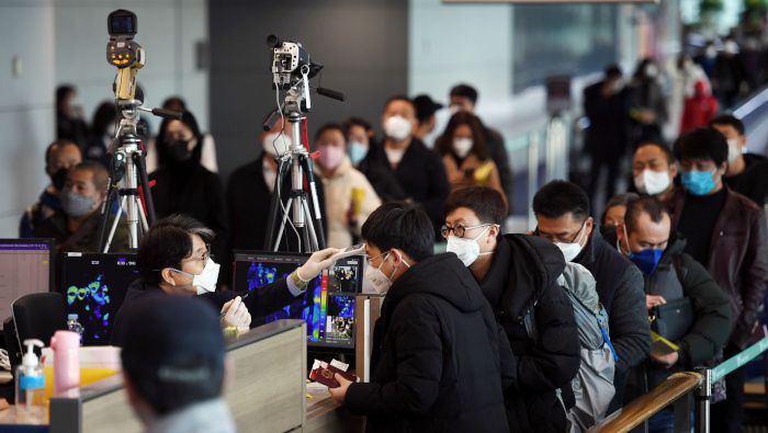 Control de la temperatura a los pasajeros a su llegada al Aeropuerto Internacional de Incheon, Corea del Sur..