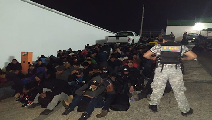 Los migrantes fueron trasladados a las oficinas de la estación migratoria en la capital de Chiapas.