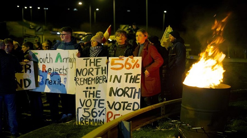 Varios manifestantes protestaron contra el brexit en la frontera entre Irlanda e Irlanda del Norte, luego de una tercera prórroga por parte del Gobierno de Boris Johnson.
