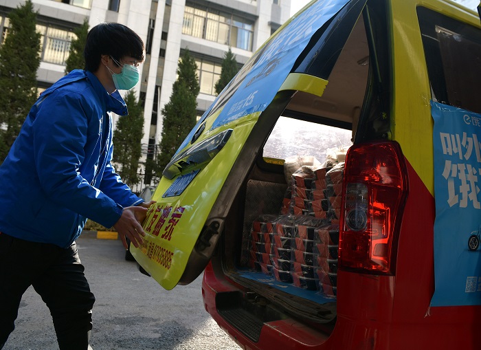 Para los habitantes de Wuhan, el servicio de entrega de comida en la ciudad se ha convertido en un puente entre ellos y el mundo exterior