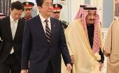 A mediados del pasado mes de enero, el primer ministro japonés, Abe, se reunió con el rey de Arabia Saudita, Salmán bin Abdulaziz, afianzando sus relaciones diplomáticas. 