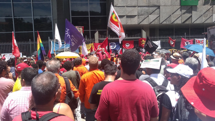 Trabajadores petroleros brasileños se manifiestan en la sede de Petrobras en Río de Janeiro.
