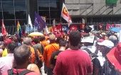Trabajadores petroleros brasileños se manifiestan en la sede de Petrobras en Río de Janeiro.