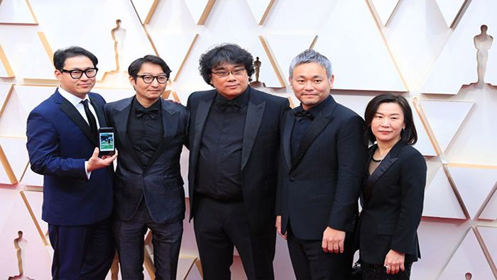 El director Bong Joon-ho y los miembros del elenco y el equipo de 
