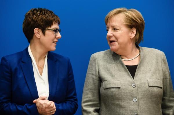 Kramp-Karrenbauer permanecerá como ministra de Defensa en el gobierno federal, anunció Merkel.