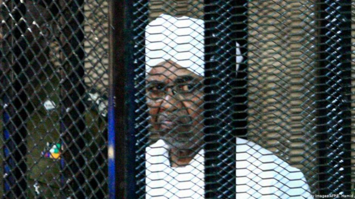Omar Al Bashir, de 75 años fue declarado culpable de “corrupción” y “posesión ilegal de fondos extranjeros” en diciembre pasado.
