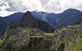 Machu Picchu es una ciudadela inca ubicada en las alturas de las montañas de los Andes en Perú.
