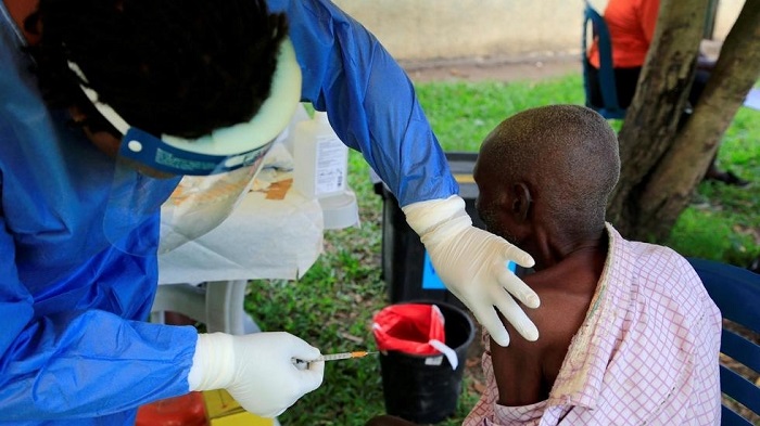 El director general de la OMS llamó a a fortalecer sistema sanitario como forma más efectiva de responder a un brote de ébola u otra enfermedad.