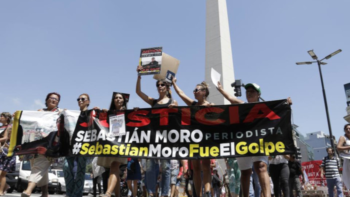 Los argentinos exigieron en la marcha se esclarezcan las causas de la muerte del periodista Moro.