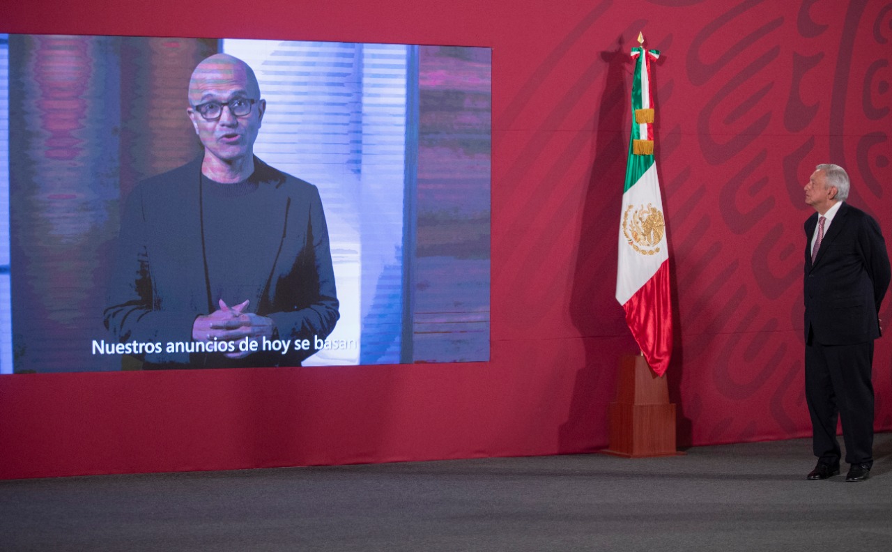 El presidente mexicano y el director general de Microsoft anunciaron la creación de tres laboratorios y aulas virtuales en colaboración con universidades públicas del país.