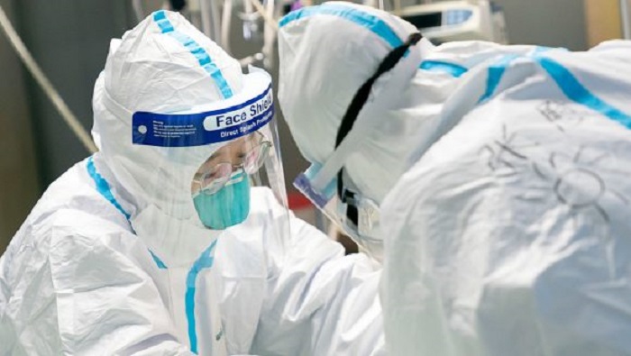 El premier chino, Li Keqiang, exigió esfuerzos para garantizar el suministro de equipos de protección  para médicos y enfermeros.