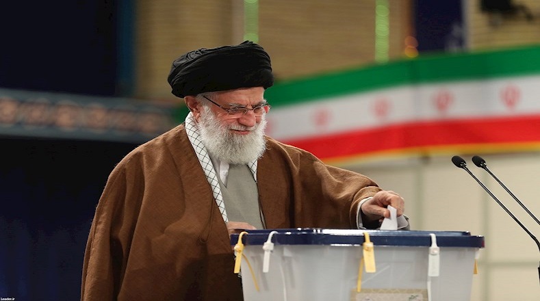 El líder de la Revolución Islámica de Irán, el ayatolá Seyed Ali Jamenei, fue uno de los primeros en acudir al colegio electoral para ejercer su derecho al voto.