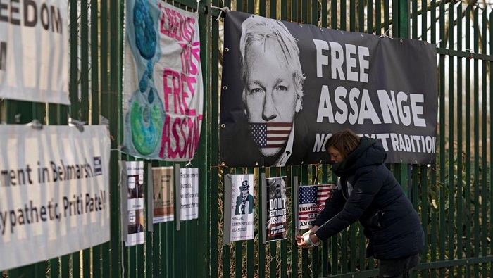 Los abogados han denunciado reiteradamente las condiciones carcelarias en la que vive Assange, como la restricción de acceso a documentos legales.